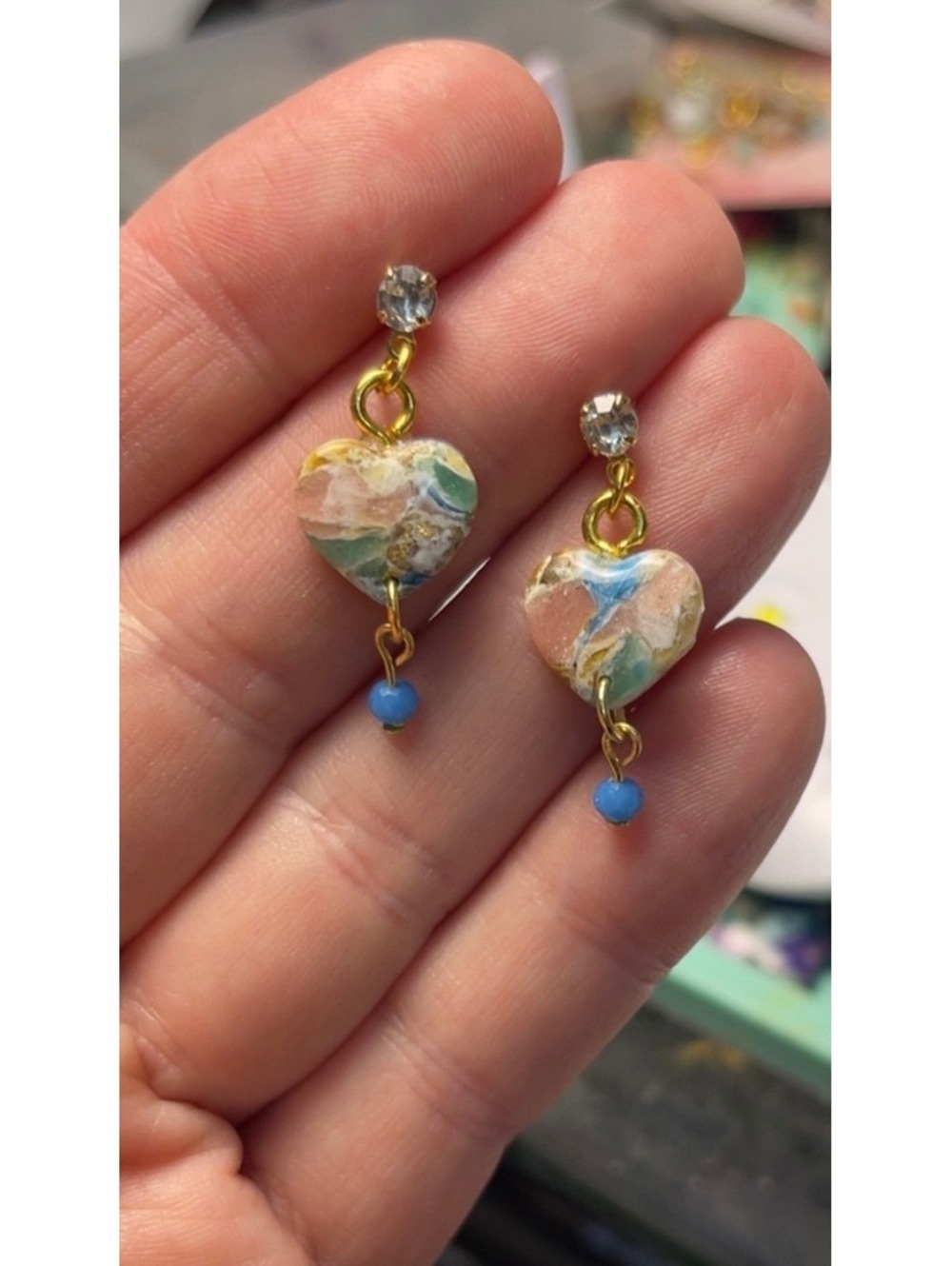 Hjärtskatt | Faux Stone Heart Dangle Earrings with Crystal Studs